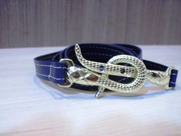 Cinto fino cor azul prespontado.