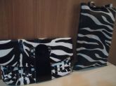 Bolsa-carteira estampa zebra.