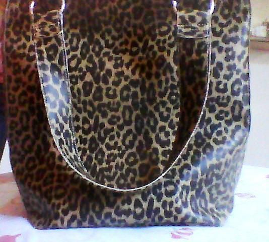 Bolsa grande estampa onça.