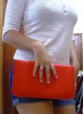 Bolsa envelope vermelha.