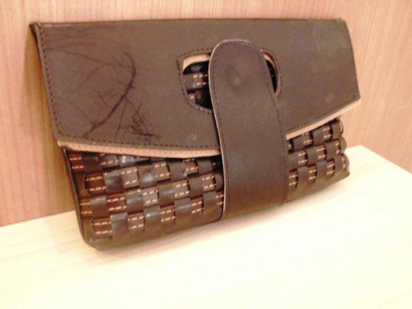 Bolsa-carteira preta com trecê chocolate prespontado