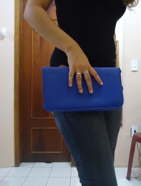 Bolsa envelope cor azul.