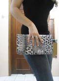 Bolsa envelope estampa cobra.
