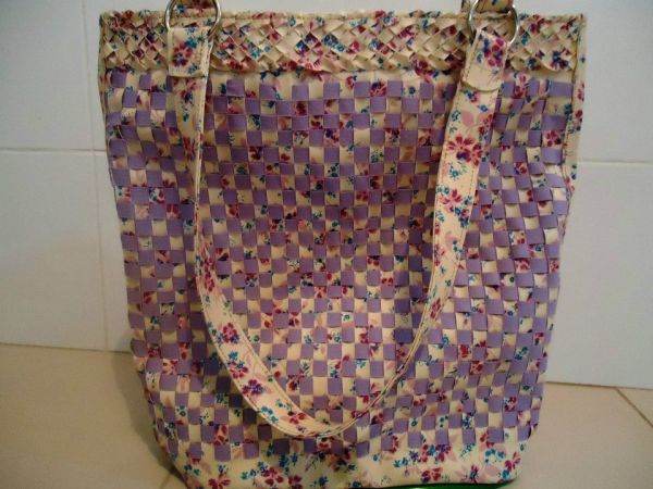 Bolsa estampa de rosas com trecê lilás.