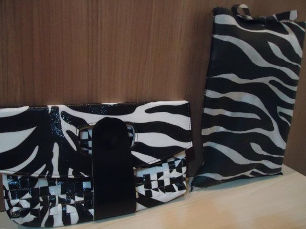 Bolsa-carteira estampa zebra.