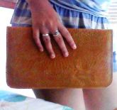 Bolsa envelope caramelo.